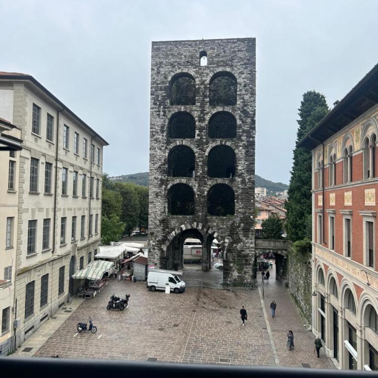 Porta Torre Como Apartment - By Relais Di Giada - Three-Bedroom Apartment Suite - 11