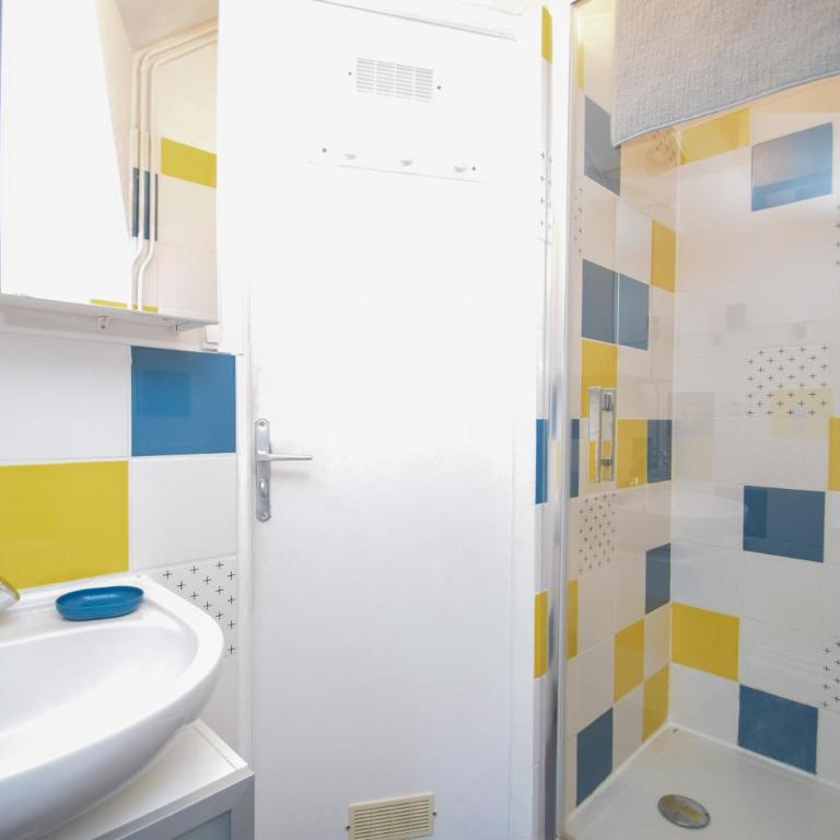 Appartement 6 pers a 300m de la plage du prieuré - Two-Bedroom Apartment with Terrace - 11