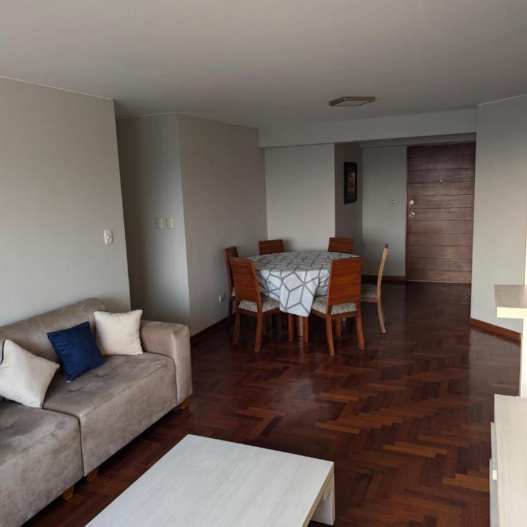 Guernica Apartments - Four-Bedroom Apartment - 4