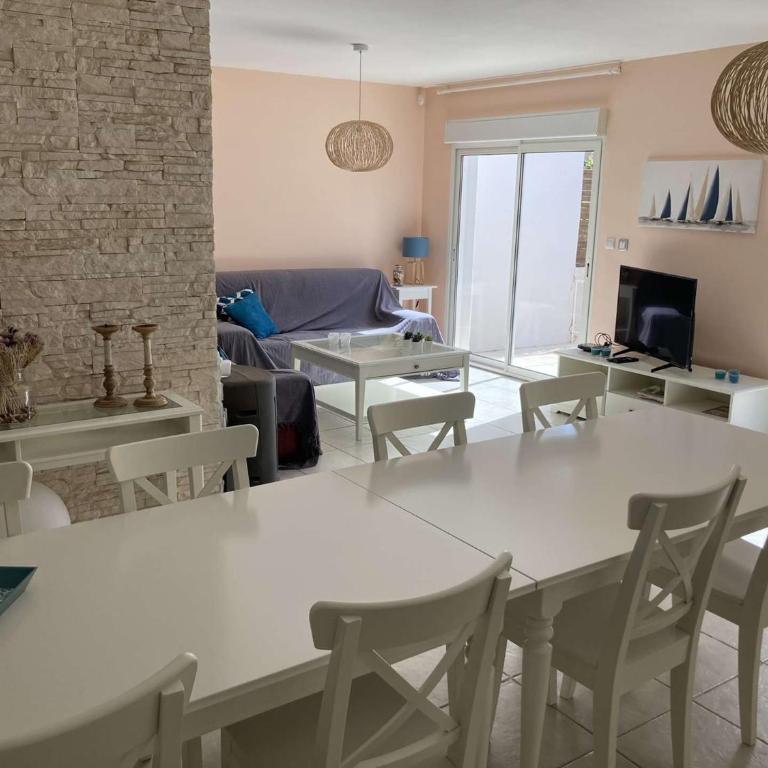 Belle villa spacieuse avec piscine privée, semi climatisée- 10 couchages, wifi, proche canal du midi et à 4 km de la mer LXPIN7 - Maison 4 Chambres - 4