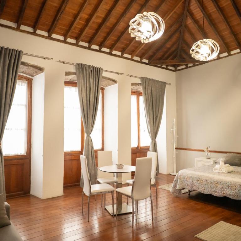 ALOJAMIENTOS NECANA - Standard Twin Room with Sofa - 2