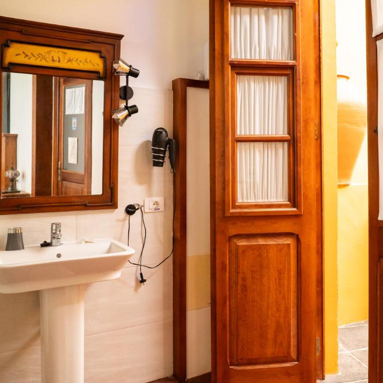 ALOJAMIENTOS NECANA - Double Room with Private Bathroom - 7