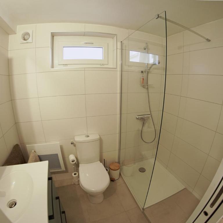 Le Montarrouye Appartement pour 2 à 6 personnes - Three-Bedroom Premium Apartment - 9