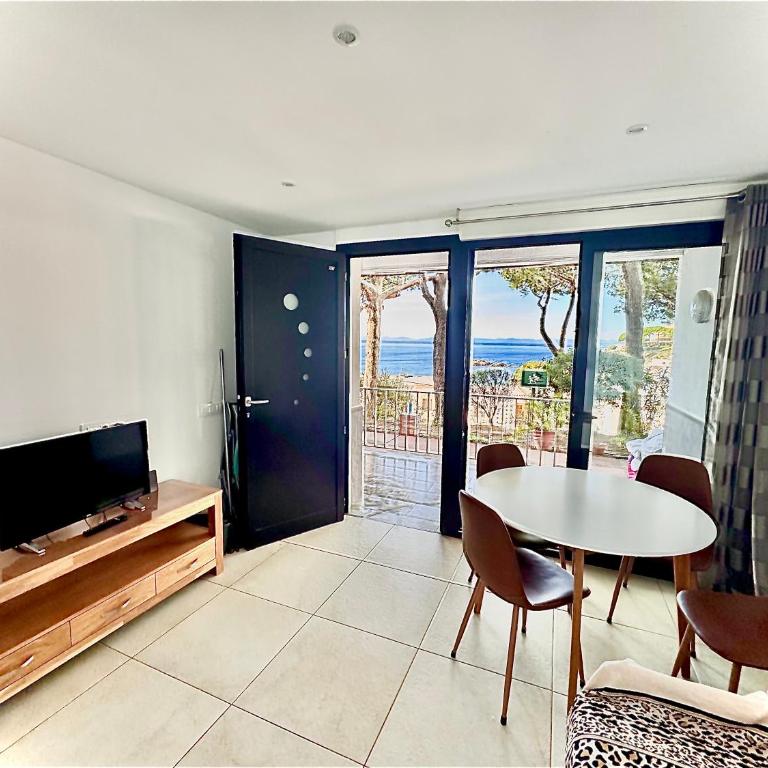 Bernie - One-Bedroom Apartment - 23