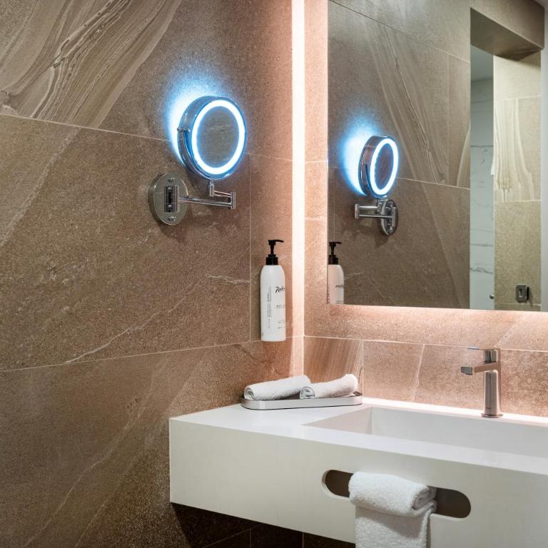 Radisson Puebla Angelopolis - Suite con cama extragrande - Pasillo interior - No fumadores - 2