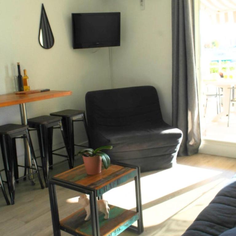 Vue dégagée et terrasse, studio 4 pers, piscine, parking, entre port et plage - Studio avec Terrasse - 11