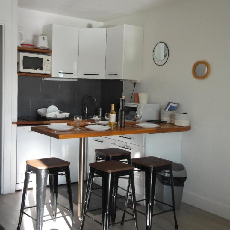 Vue dégagée et terrasse, studio 4 pers, piscine, parking, entre port et plage - Studio avec Terrasse - 9