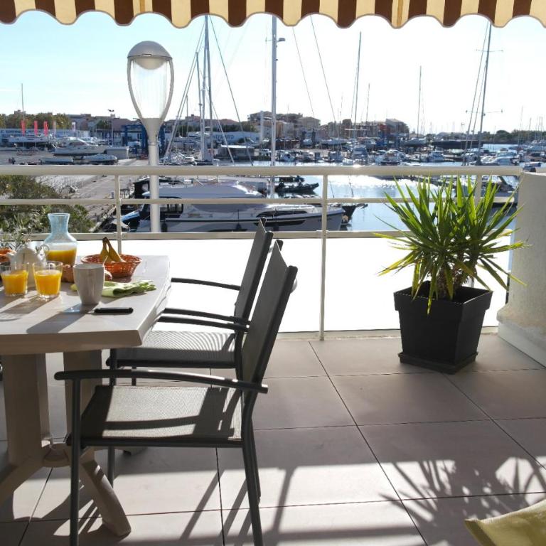 Vue dégagée et terrasse, studio 4 pers, piscine, parking, entre port et plage - Studio avec Terrasse - 1