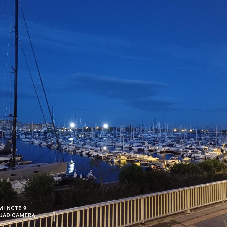 Vue dégagée et terrasse, studio 4 pers, piscine, parking, entre port et plage - Studio avec Terrasse - 17