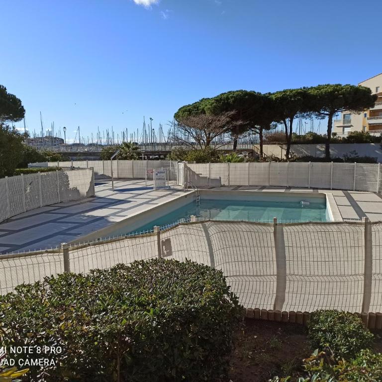 Vue dégagée et terrasse, studio 4 pers, piscine, parking, entre port et plage - Studio avec Terrasse - 18