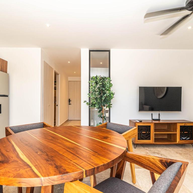 1 BD Suite with Private Balcony, Rooftop Pool, Gym - Apartment - 24