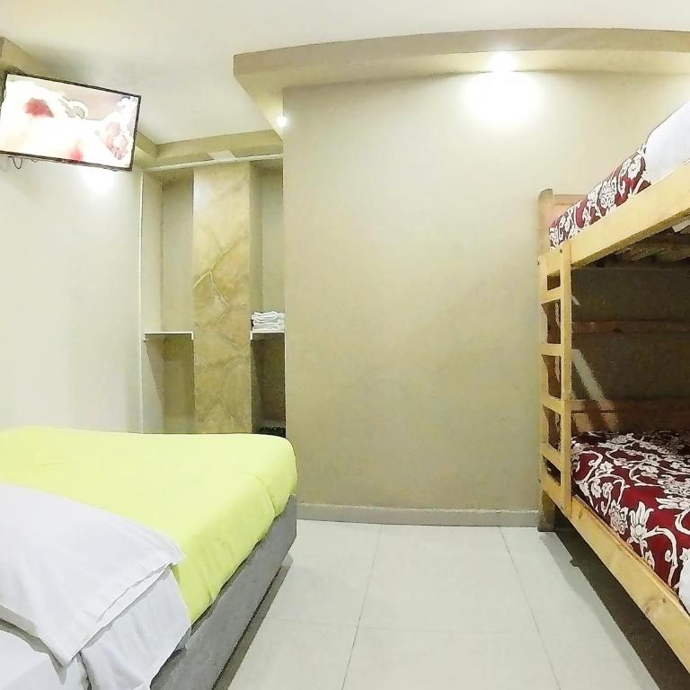 Hostal Dugan - Habitación Cuádruple con baño - 3