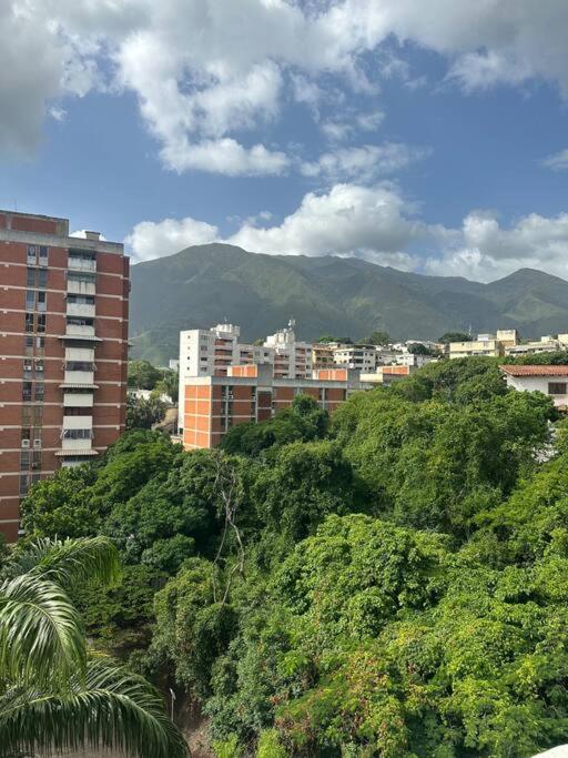 El marqués caracas, excelente ubicación - Three-Bedroom Premium Apartment with Balcony - 3
