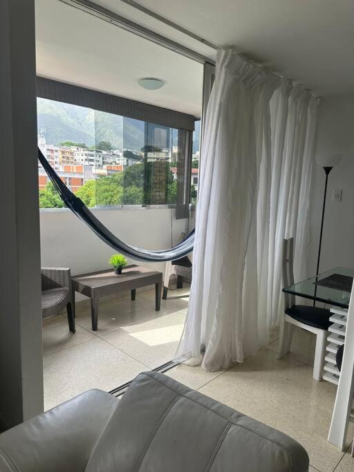 El marqués caracas, excelente ubicación - Three-Bedroom Premium Apartment with Balcony - 7