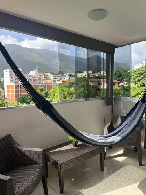 El marqués caracas, excelente ubicación - Three-Bedroom Premium Apartment with Balcony - 11