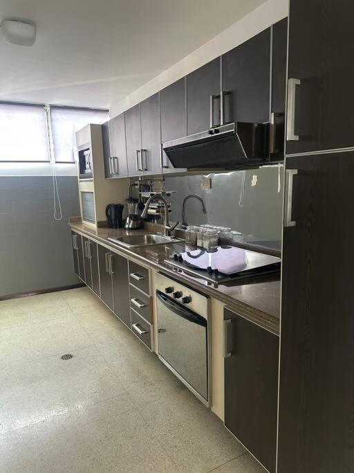 El marqués caracas, excelente ubicación - Three-Bedroom Premium Apartment with Balcony - 12