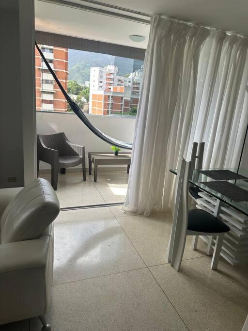 El marqués caracas, excelente ubicación - Three-Bedroom Premium Apartment with Balcony - 15