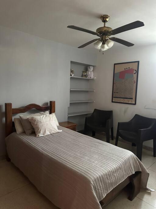 El marqués caracas, excelente ubicación - Three-Bedroom Premium Apartment with Balcony - 16