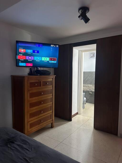 El marqués caracas, excelente ubicación - Three-Bedroom Premium Apartment with Balcony - 17