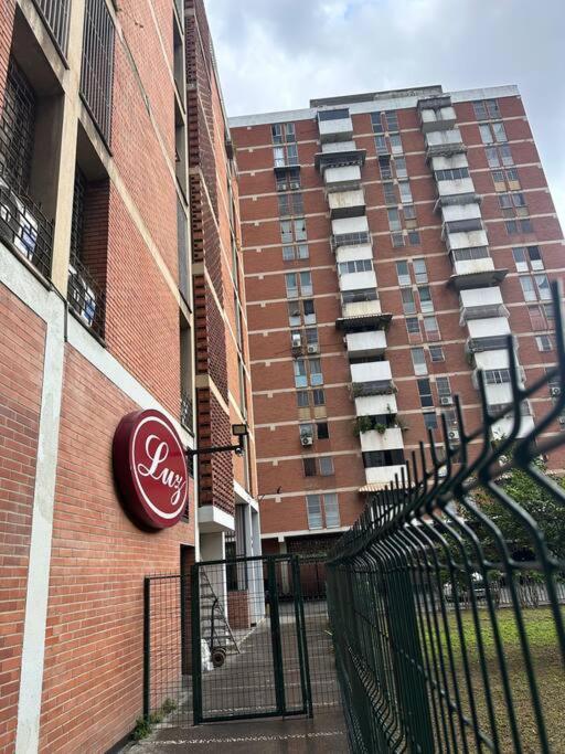 El marqués caracas, excelente ubicación - Three-Bedroom Premium Apartment with Balcony - 20