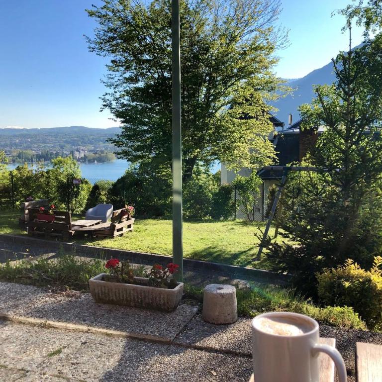 Auberge de Jeunesse HI Annecy - Bed in 4-Bed Male Dormitory with Ensuite Shower – Shared Toilets - 2