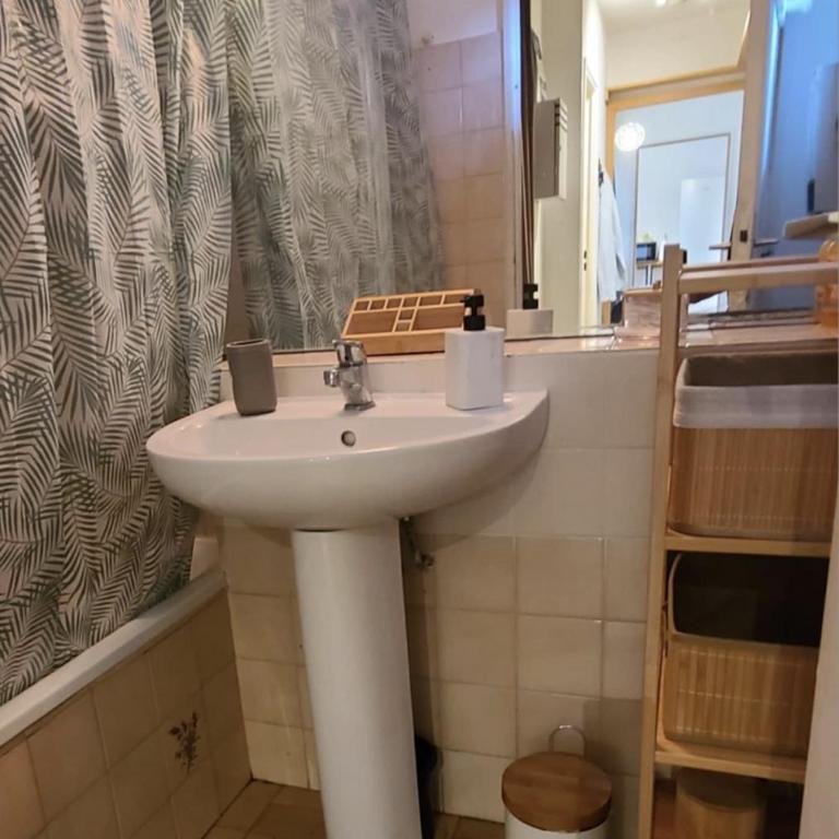 Joli T2 pour 4 à 5 personnes proche de la fac de médecine et à 300m du Tram 1, parking gratuit - One-Bedroom Apartment - 14