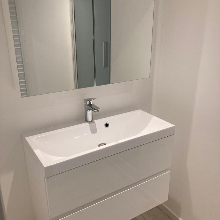 Belle villa spacieuse avec piscine privée, semi climatisée- 10 couchages, wifi, proche canal du midi et à 4 km de la mer LXPIN7 - Maison 4 Chambres - 16