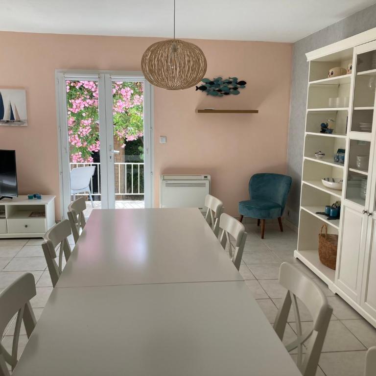 Belle villa spacieuse avec piscine privée, semi climatisée- 10 couchages, wifi, proche canal du midi et à 4 km de la mer LXPIN7 - Maison 4 Chambres - 17