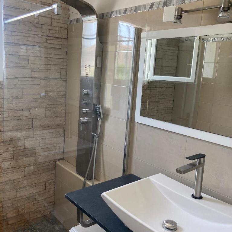Belle villa spacieuse avec piscine privée, semi climatisée- 10 couchages, wifi, proche canal du midi et à 4 km de la mer LXPIN7 - Maison 4 Chambres - 12