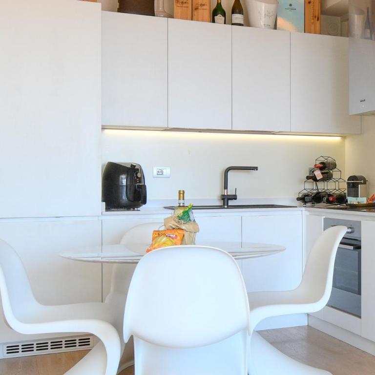 Warda Lovely Suite DesenzanoLoft Official Partner Homes & Villas by Marriott Bonvoy - Appartamento con Vista Piscina - 16