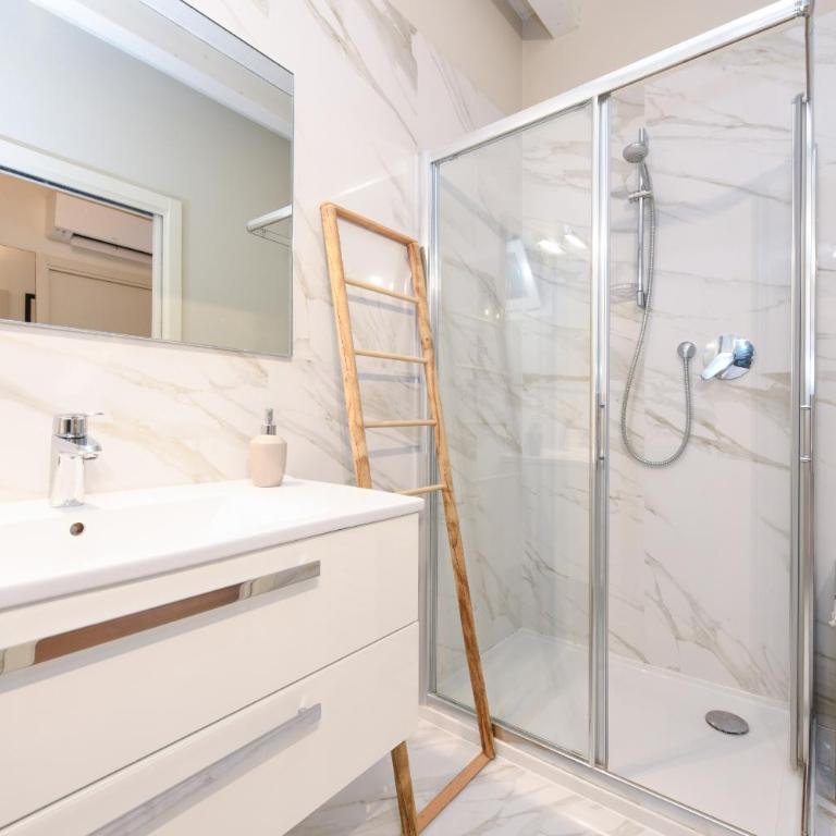 Warda Lovely Suite DesenzanoLoft Official Partner Homes & Villas by Marriott Bonvoy - Appartamento con Vista Piscina - 25
