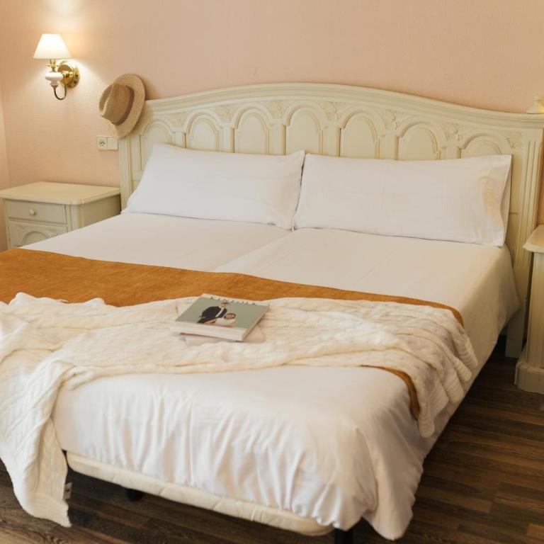 Hotel Roger de Flor by Seleqtta - Habitación Triple Confort con vistas parciales al mar - 5