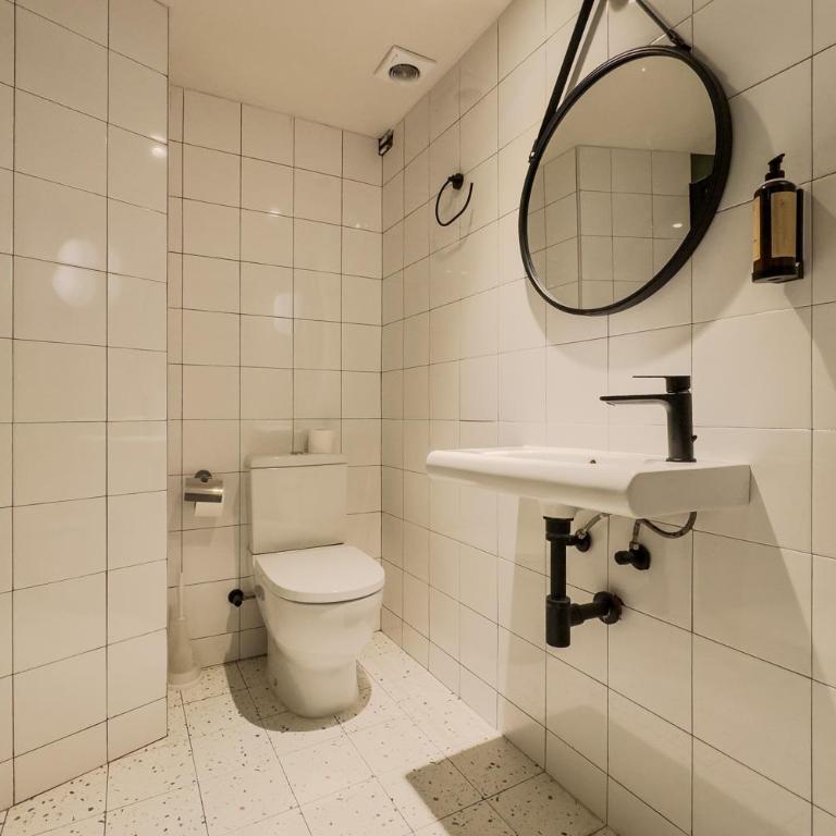 Smartr Barcelona Ramblas - Three-Bedroom Apartment - 3
