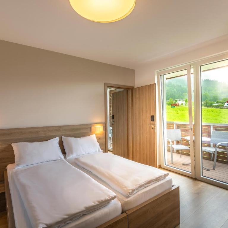 COOEE alpin Hotel Kitzbüheler Alpen - Familienzimmer mit Bergblick - 4