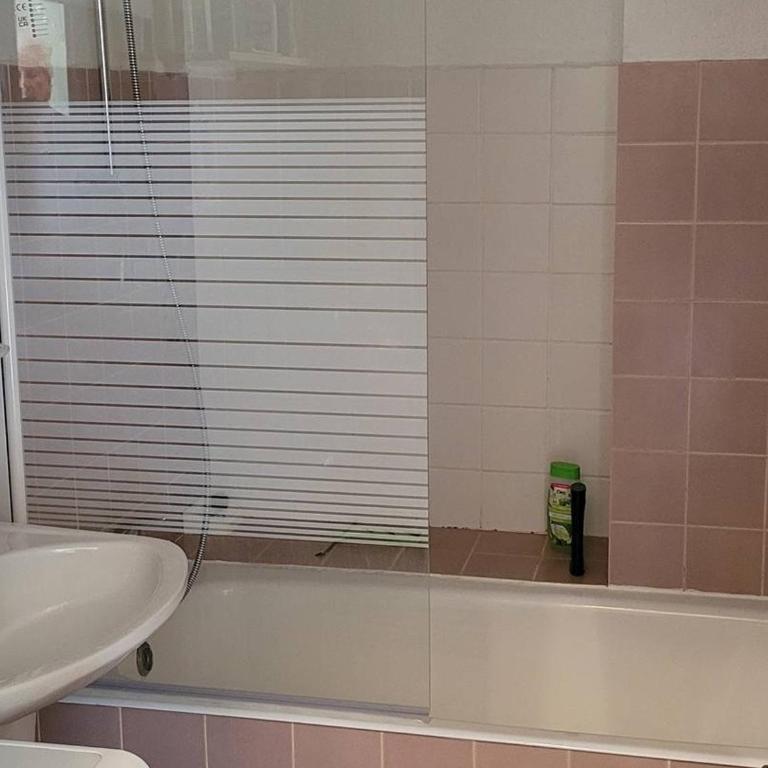 Studio ensoleillé avec balcon et parking - WiFi inclus - Centre-ville Amélie-les-Bains - Studio - 11