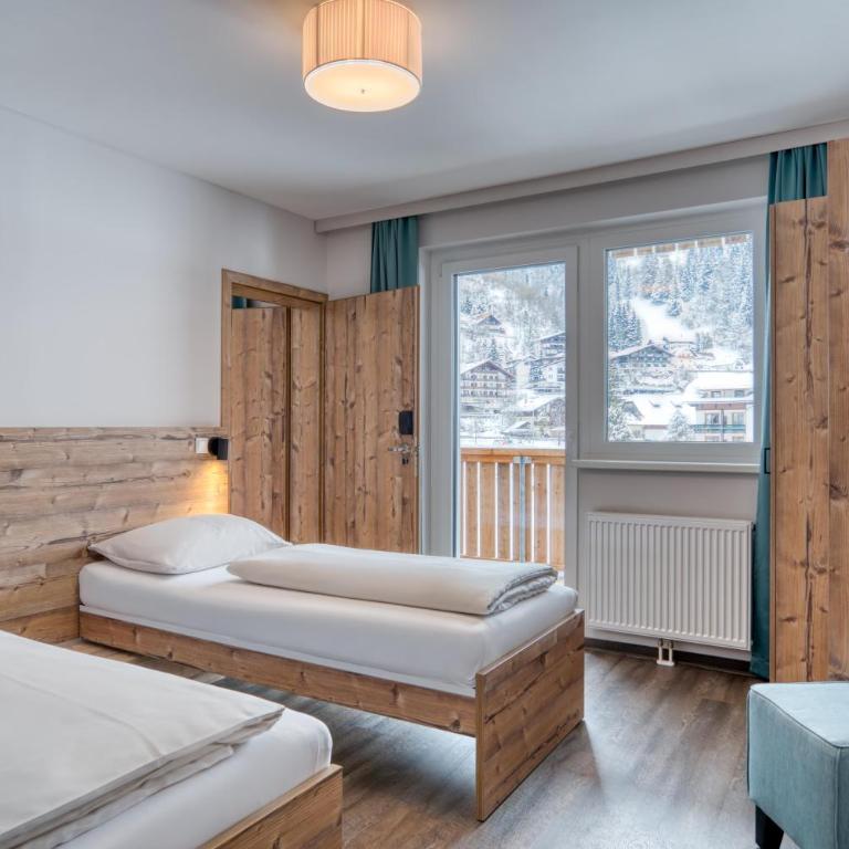 COOEE alpin Hotel Bad Kleinkirchheim - Familienzimmer mit Balkon (2 Erwachsene + 2 Kinder) - 4