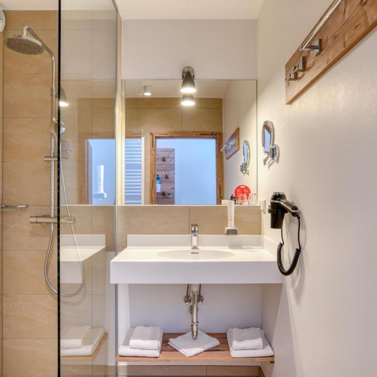 COOEE alpin Hotel Bad Kleinkirchheim - Familienzimmer mit Balkon (2 Erwachsene + 2 Kinder) - 3