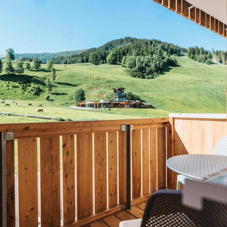 COOEE alpin Hotel Bad Kleinkirchheim - Doppel- oder Zweibettzimmer mit Bergblick und Balkon - 1