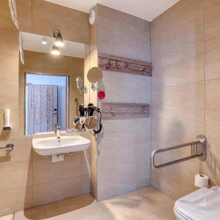 COOEE alpin Hotel Bad Kleinkirchheim - Doppelzimmer mit Balkon, barrierefrei - 3