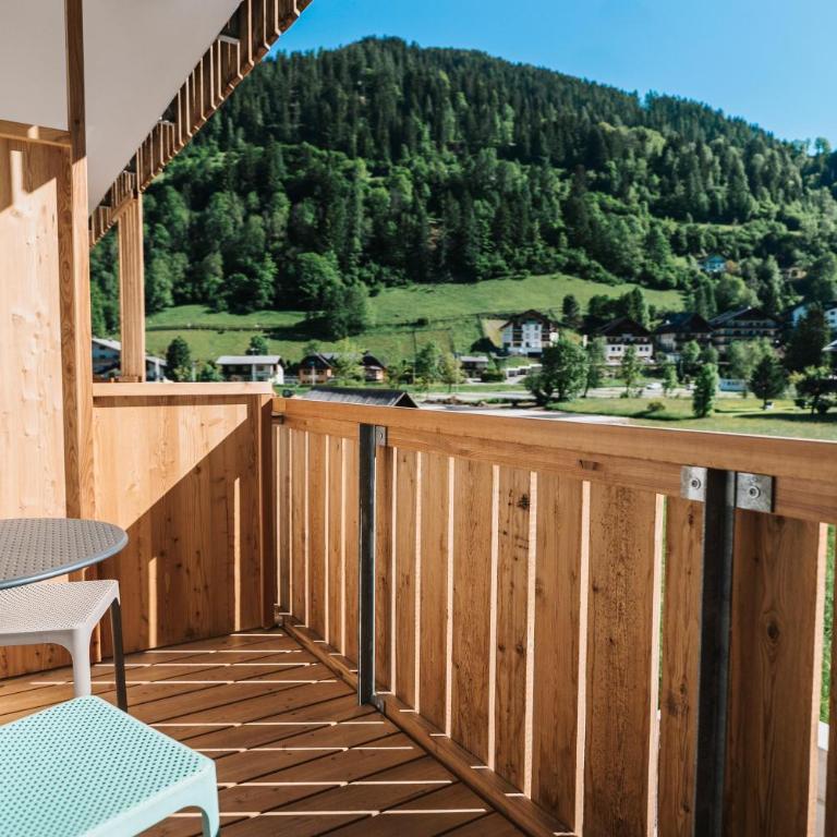 COOEE alpin Hotel Bad Kleinkirchheim - Familienzimmer mit Balkon (2 Erwachsene + 2 Kinder) - 2