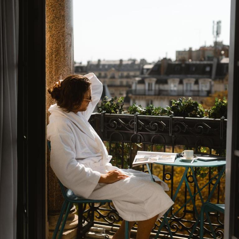 Solly Hôtel Paris - Chambre Cosy avec Balcon - Vue sur Paris - 7
