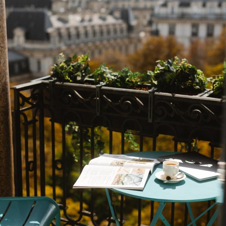 Solly Hôtel Paris - Chambre Cosy avec Balcon - Vue sur Paris - 10