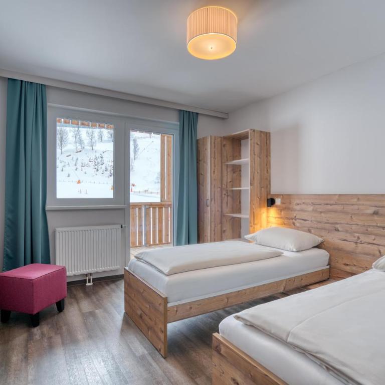 COOEE alpin Hotel Bad Kleinkirchheim - Doppel- oder Zweibettzimmer mit Bergblick und Balkon - 3