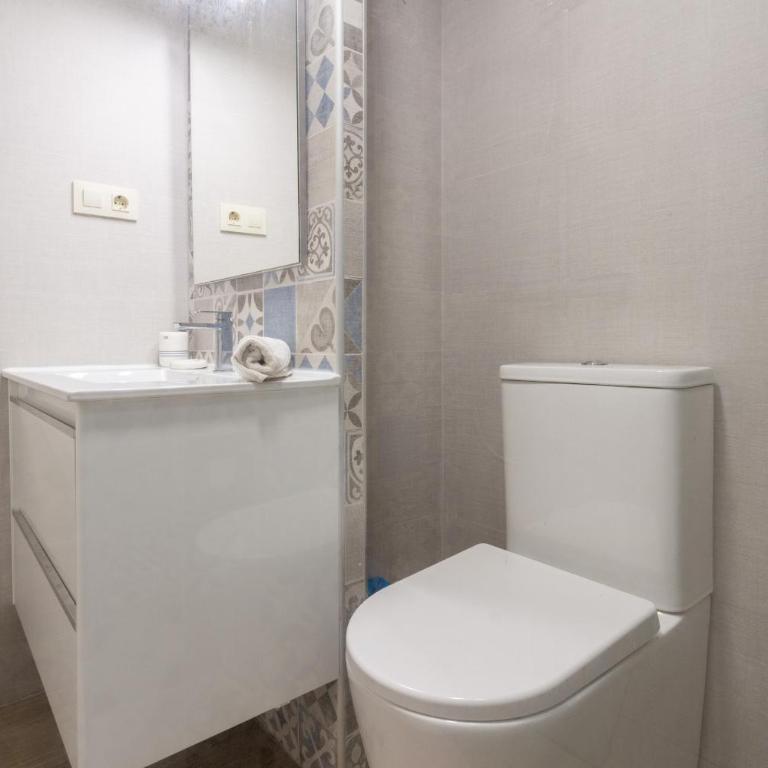 Apartamento moderno con piscina comunitaria cerca del aeropuerto - Apartamento de 2 dormitorios con terraza - 40