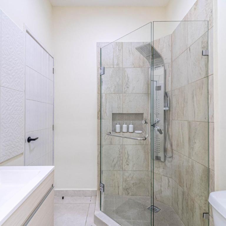 2 BD Suite with Balcony, Gym, Rooftop Pool, Hot Tub - Apartment - 13