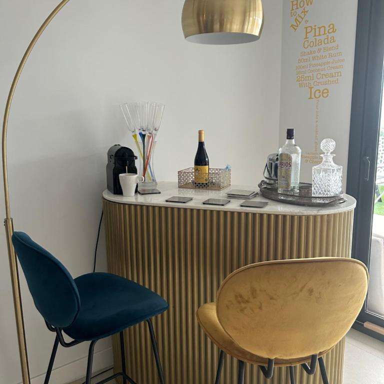 CASA CASU NEW STUNNING 3 BED RAISED GROUND FLOOR APARTMENT & HUGE BALCONY WITH SEA POOL & MOUNTAIN VIEW INDOOR & OUTDOOR SWIMMING POOLS & GYM WALKING DISTANCE TO BEACH PORT Estepona TRAVELLER AWARD 2023 - Three-Bedroom Apartment - 23