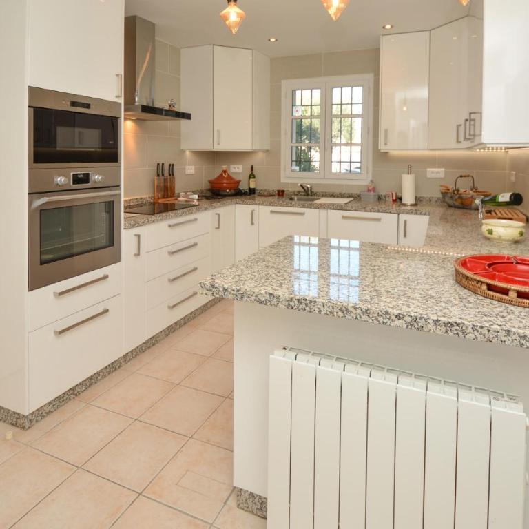 Cozy Home In Aigues-Mortes With Wifi - Three-Bedroom Vacation Home - 1