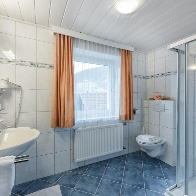 Pension Maria - Doppelzimmer mit Balkon - 11
