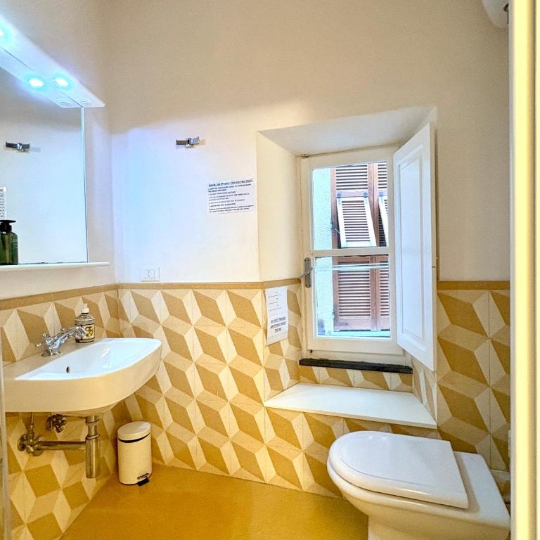 "Marina Apartment" in Vernazza Historic, Restored, Beachfront, 2nd floor, 2 Aircondo BDR, 2BHT, rare Private Garage 300 mt far, 200 mt from train - Two-Bedroom Apartment - 36
