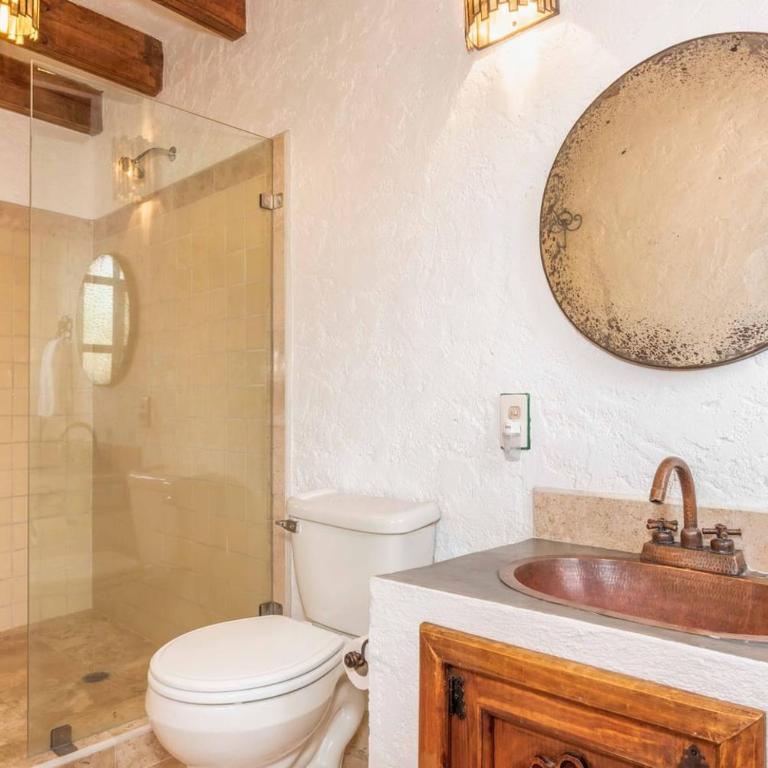 Rooftop Sunsets & Gas Fireplace Colonial Home - Casa de 2 dormitorios - 9